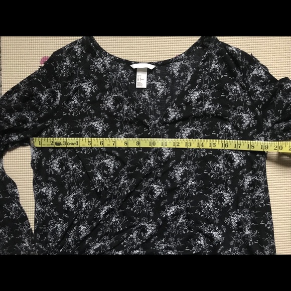 • H&M Flowy Top • - Picture 3 of 5